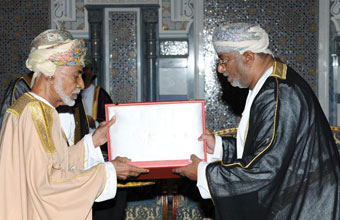 جلالة السلطان يمنح رئيس مجلس إدارة الهيئة وسام عمان المدني من الدرجة الثانية
